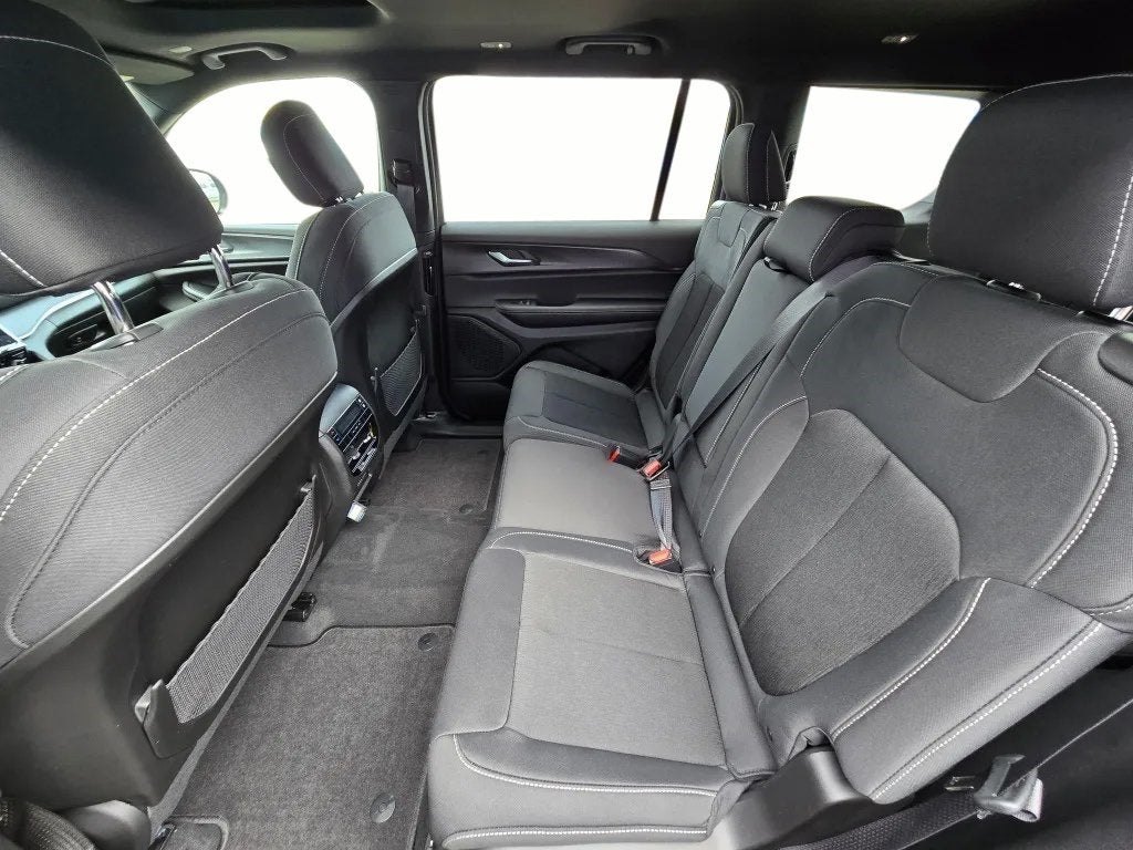 2025 Jeep Grand Cherokee GRAND CHEROKEE L LAREDO X 4X4