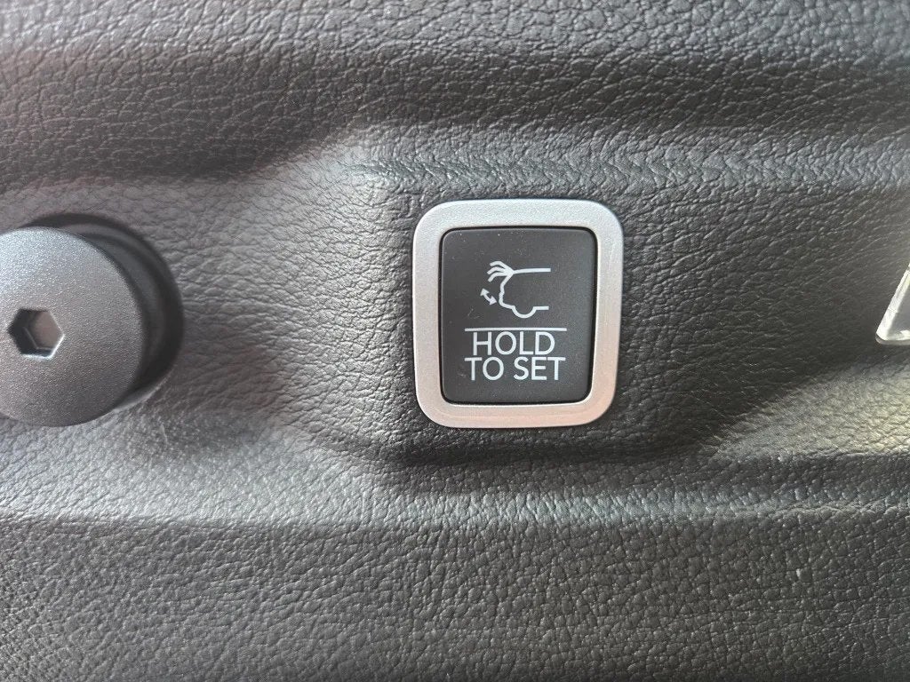 2025 Jeep Grand Cherokee GRAND CHEROKEE L LAREDO X 4X4