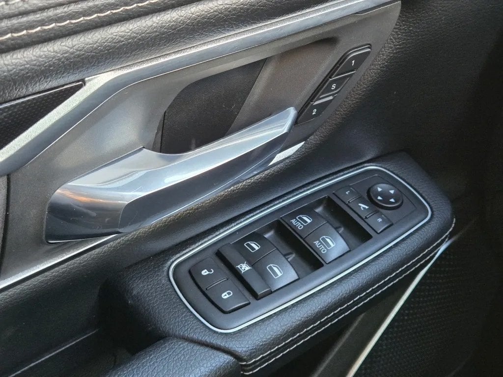 2020 RAM 1500 Laramie Crew Cab 4x4 5'7' Box