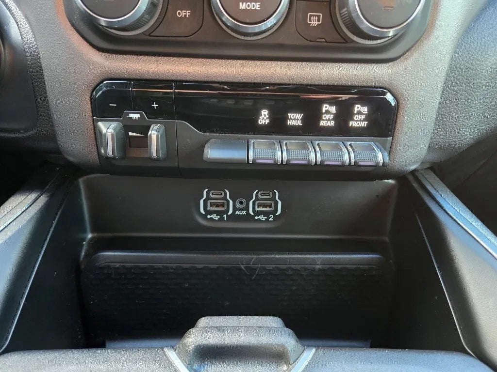 2020 RAM 1500 Laramie Crew Cab 4x4 5'7' Box